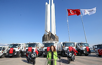 Karşıyaka Belediyesi filosuna 17 yeni çöp kamyonu kattı