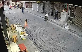 Karşıyaka'da gümüş dolu poşeti alıp gitti: O anlar kamerada