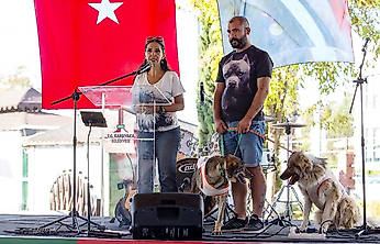 Karşıyaka'da hayvanseverler Tay Park'ta buluştu: 3 köpek, 5 kedi sahiplendirildi