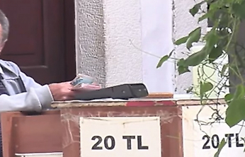 Kemeraltı'nda şaşırtan uygulama: Umumi tuvalet girişine POS cihazı koydular