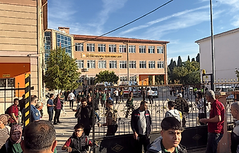 Manisa Turgutlu'da lise önünde silahlı saldırı: Yaralı öğrenciler var