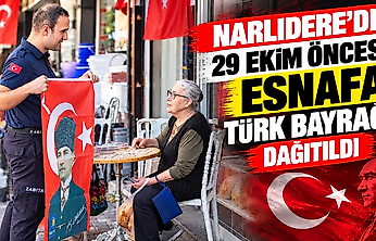 Narlıdere'de 29 Ekim öncesi esnafa Türk bayrağı dağıtıldı
