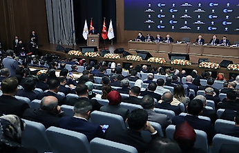 CHP'li Onur Emrah Yıldız AK Parti rozeti için salonda