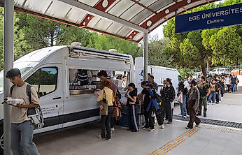 Üniversitelilere sıcak yemek desteği: İzmir'de altı noktada dağıtılıyor
