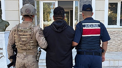 İzmir jandarması, firarileri arazide yakaladı