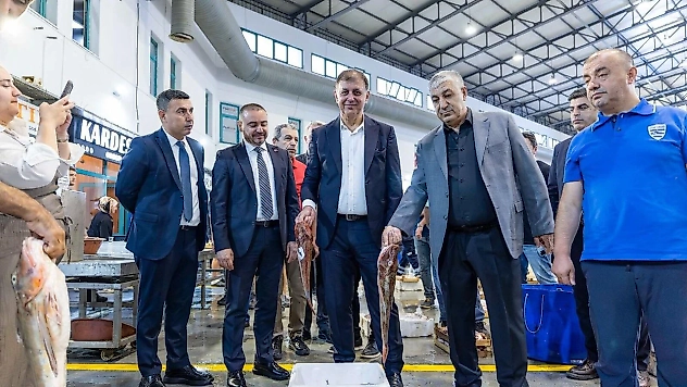 Başkan Tugay balıkçı esnafıyla buluştu, ilk mezada katıldı!