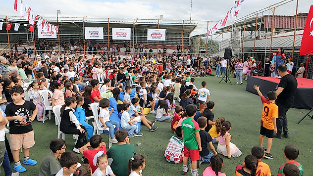 Bayraklı'da mahalle şenlikleri devam ediyor