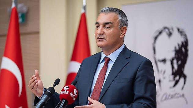 CHP'den Cemil Tugay'a mesaj: Siyasal durumuyla ilgili kafası netleşmeli
