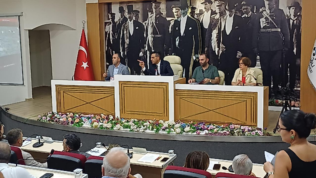 Çiğli Meclisi'nde Köyiçi planları tartışma yarattı: Başkan Yıldız, AK Partili üyenin mikrofonunu kapattırdı!