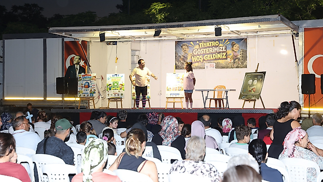 Çiğli'nin mahallelerinde tiyatro şöleni: Binlerce çocuk etkinlikte buluştu