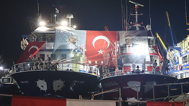 Egeli balıkçılar yeni sezona hamsi bereketiyle başladı