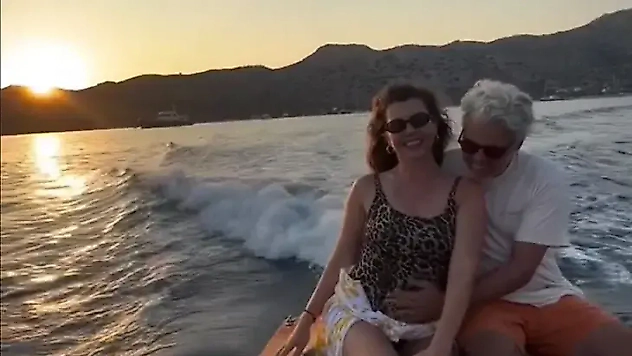 Gökçe Bahadır'dan karnı burnunda romantik tekne turu! Eşi Emir Ersoy ile Bodrum'da