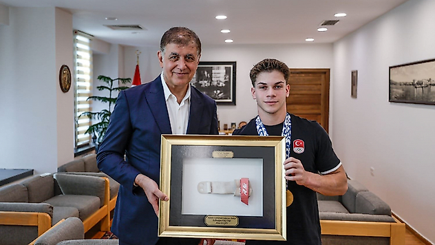 İki altınla İzmir'e döndü: Şimdi hedef olimpiyat kürsüsü