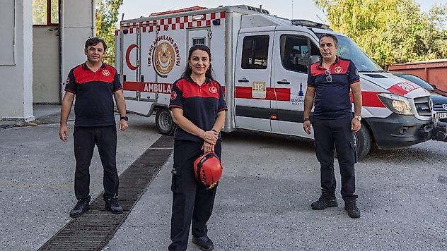 İzmir'de unutulmaz görev: Anneyle birlikte mutluluk gözyaşı döktüler