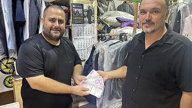 İzmir'de yürek ısıtan olay... Para sahibine, dürüst esnaf rahatına kavuştu