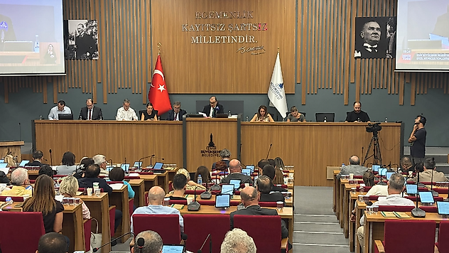 İzmir Meclisi'nde Foça gerilimi: CHP'den 'ihanet', AK Parti'den 'çifte standart' çıkışı!