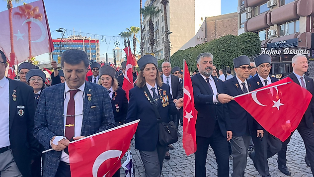 Kahramanlara vefa için İzmir'de yürüdüler