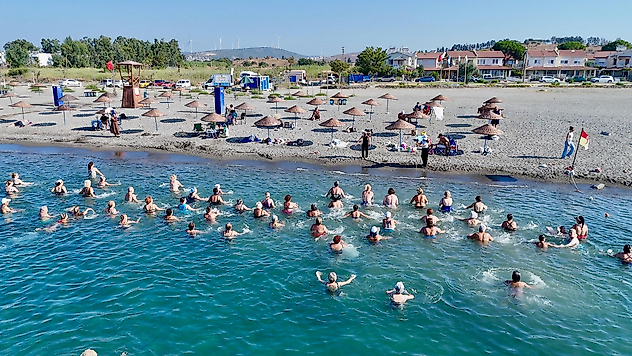 Mavi Bayraklı plajda pilates: Seferihisarlılar denizde buluştu