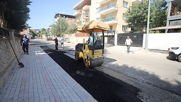 Menderes'in yollarında asfalt seferberliği... Çalışmalar sürecek