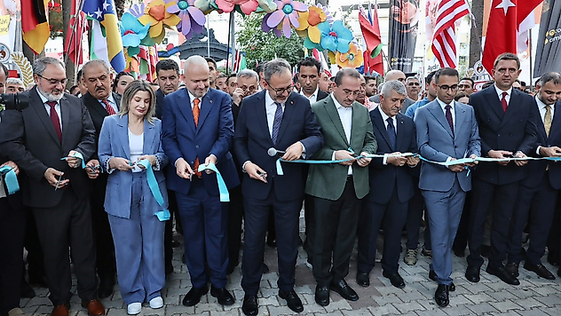 Menemen Çömlek Festivali'nde renkli açılış: İlk gün Ediz sahne aldı