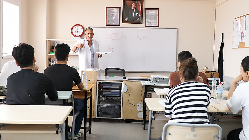 Bayraklı'da mezun öğrencilere ücretsiz YKS desteği