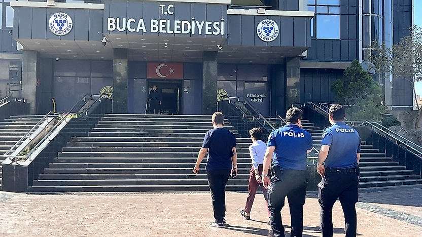 Buca Belediyesi'ne 150 milyon liralık haciz işlemi: İcra ekipleri binada