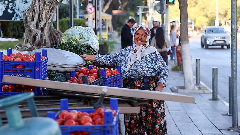 Buca'da 64 yaşındaki Mesude teyze torunları için üretiyor
