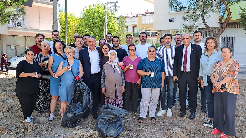 Buca'da Dünya Temizlik Günü mesaisi: Fırat Mahallesi pırıl pırıl oldu