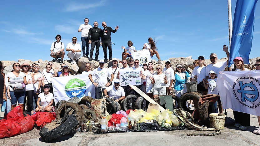 Çeşme kıyılarından 1,5 ton atık çıkarıldı