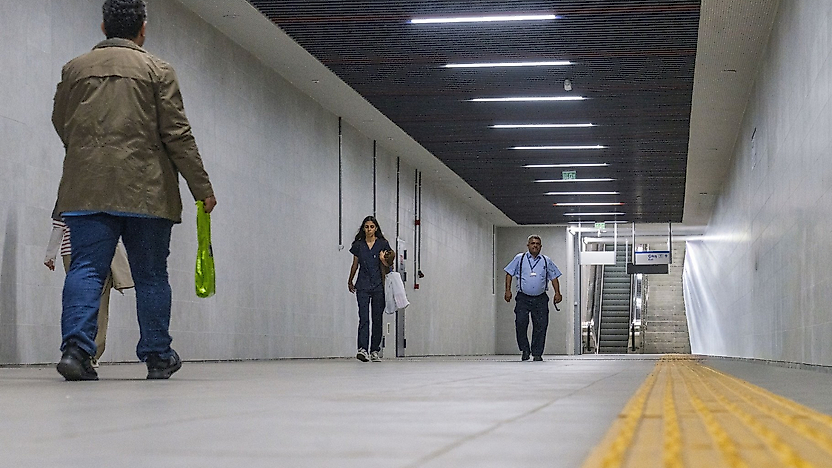 Dokuz Eylül Üniversite Hastanesi'ne gideceklere müjde: İzmir metrodan kesintisiz yaya tüneli açıldı