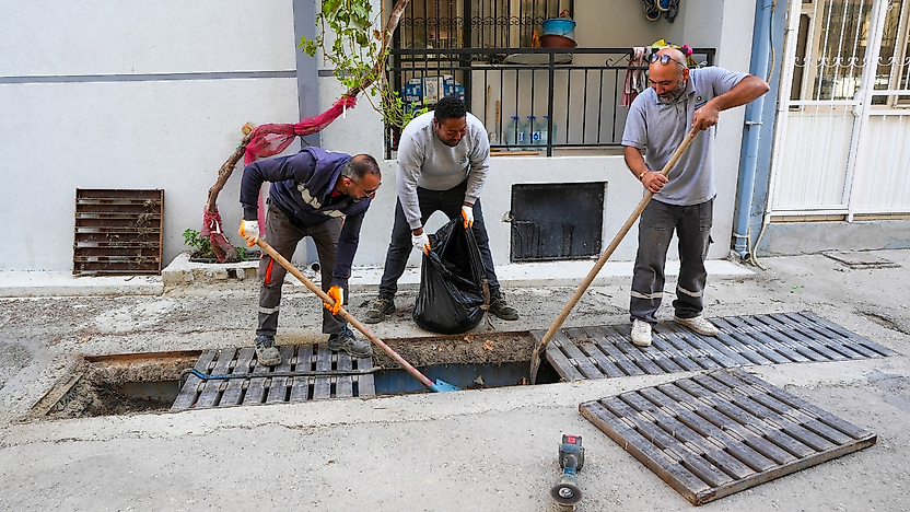 Gaziemir'de sel ve taşkın riskine karşı mazgallar temizleniyor