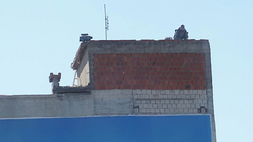 İzmir'de 10 katlı binanın çatısında tehlikeli çalışma