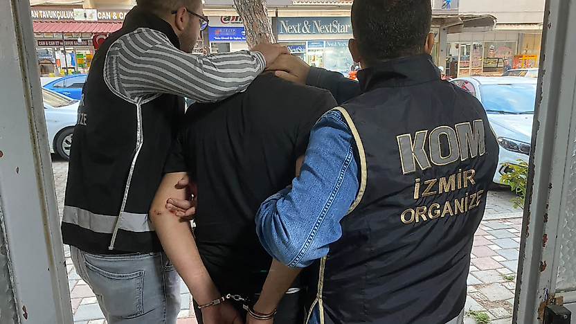İzmir'de 19 yıl 9 ay hapis cezasıyla aranan firari yakalandı!