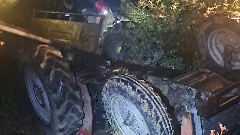 İzmir'de acı kaza: Devrilen traktörün altında kalan sürücü hayatını kaybetti