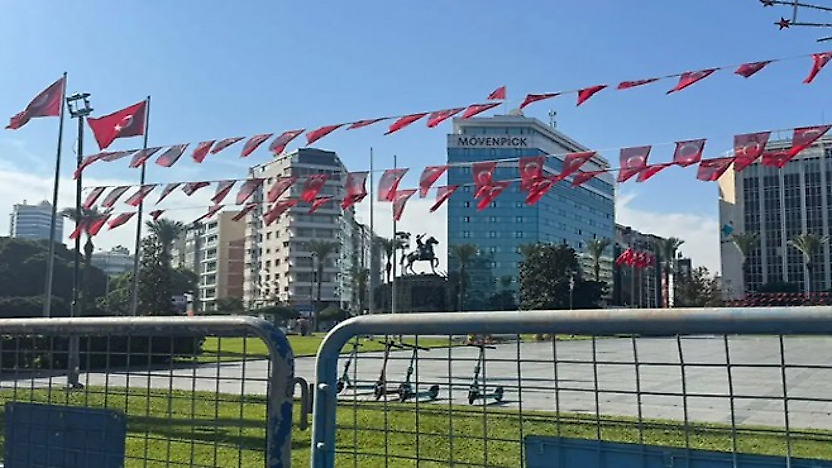 İzmir'de Cemil Tugay protestosu öncesi Cumhuriyet Meydanı kapatıldı
