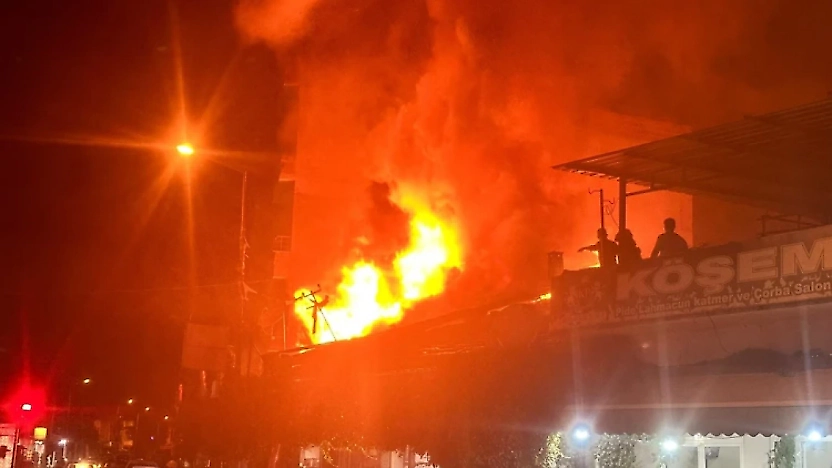 İzmir'de ekmek fırınında yangın: Çatı katı alevlere teslim oldu