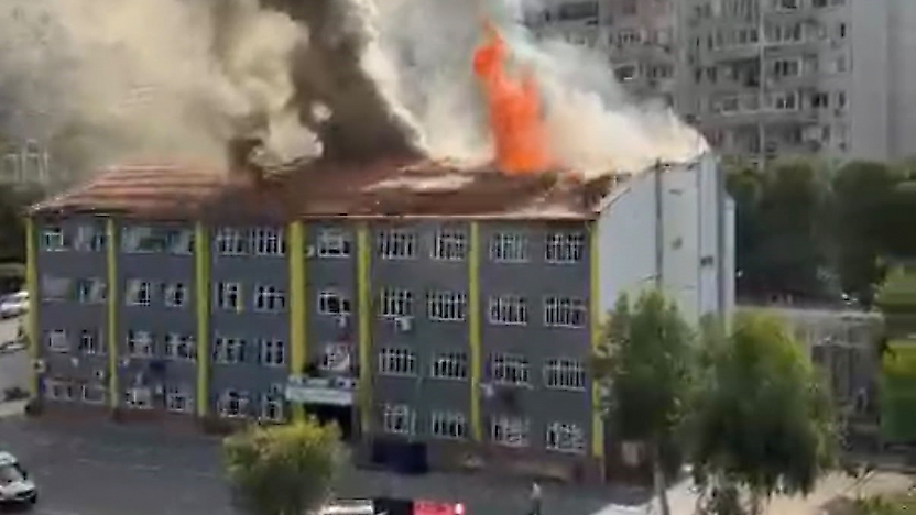 İzmir'de okul çatısında korkutan yangın: Ekiplerin müdahalesi sürüyor