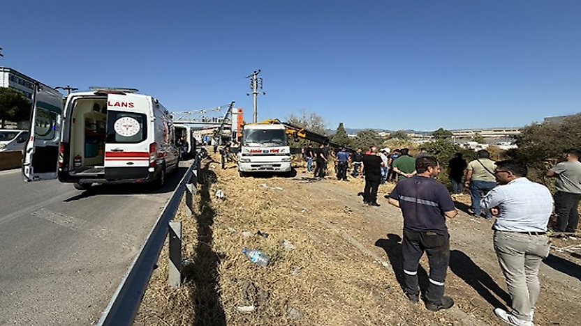 İzmir'de otomobil Nif Çayı'na devrildi: 1 ölü, 2 yaralı