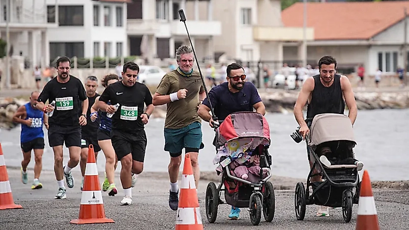 İzmir'de renkli görüntü: Baba-kız birlikte maraton koşuyor