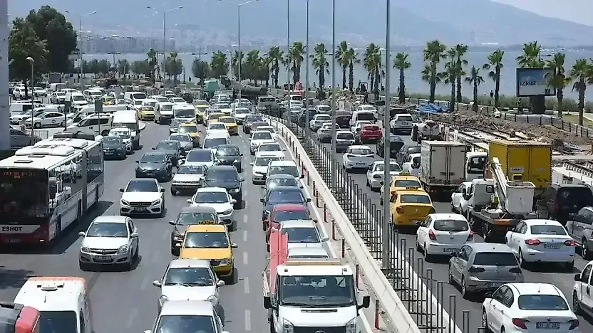 İzmir'de sabah trafiği yoğunlaştı: Bu güzergâhlara dikkat