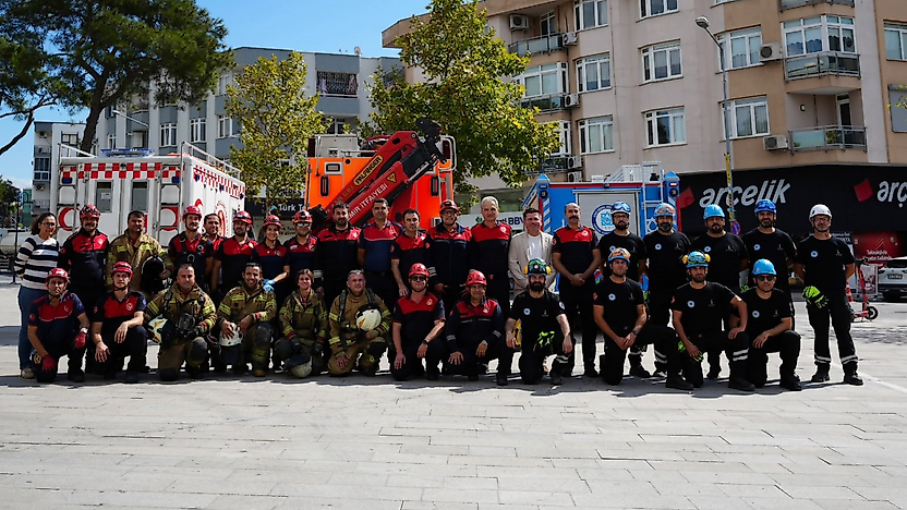 İzmir İtfaiyesi'nden gerçeği aratmayan tatbikat