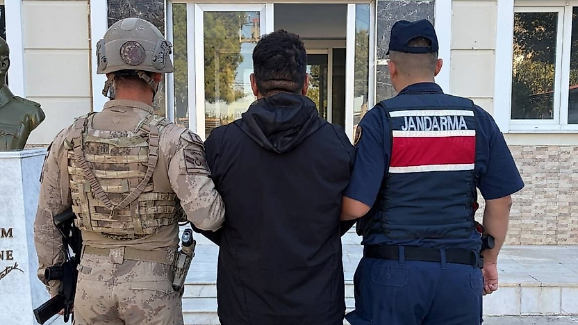İzmir jandarması, firarileri arazide yakaladı
