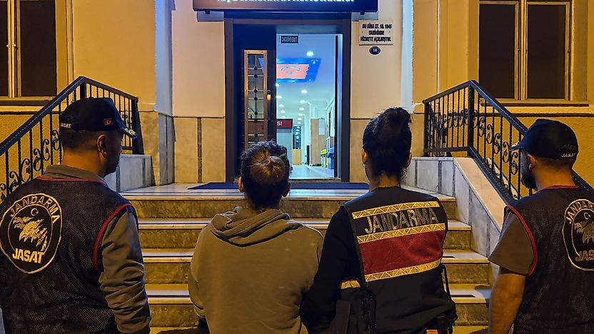 Jandarmadan Ödemiş'te operasyon: Firari kadın gizli bölmede yakalandı
