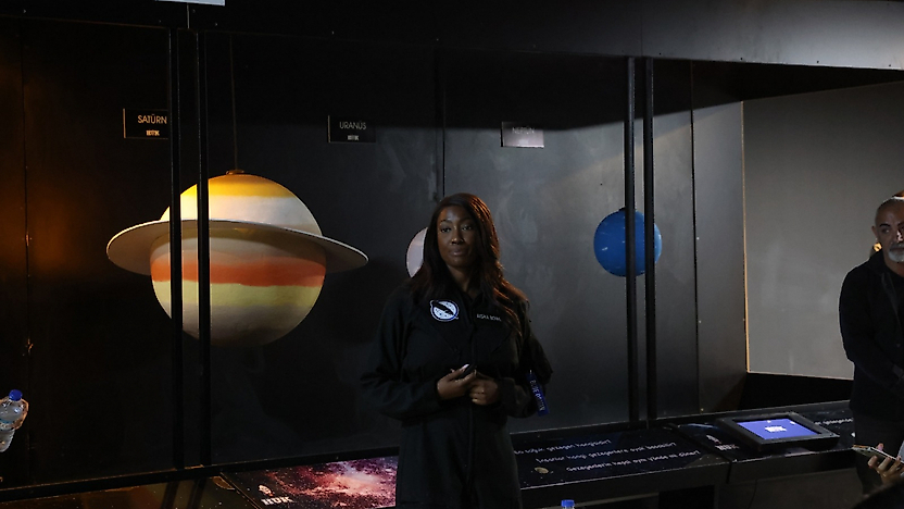 Karman hattını geçen astronot Aisha Bowe, Çiğli'de öğrencilerle buluştu