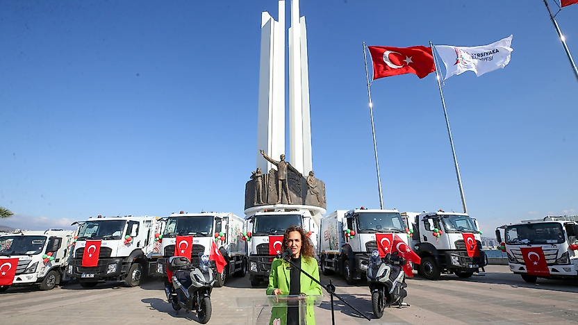 Karşıyaka Belediyesi filosuna 17 yeni çöp kamyonu kattı