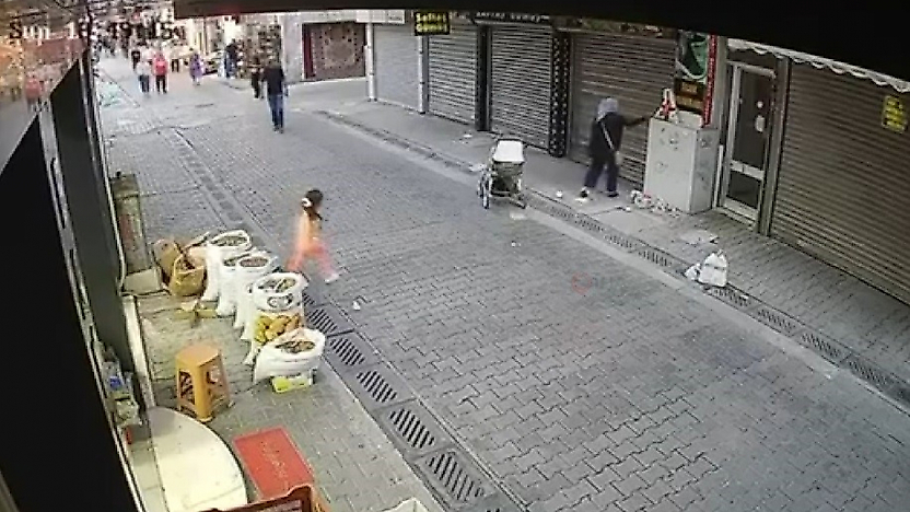 Karşıyaka'da gümüş dolu poşeti alıp gitti: O anlar kamerada