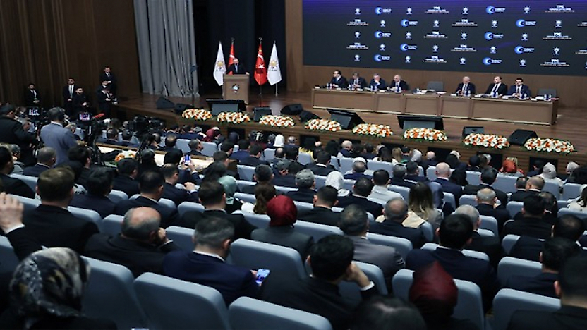 CHP'li Onur Emrah Yıldız AK Parti rozeti için salonda