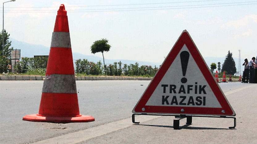 Tire-İzmir yolunda zincirleme kaza: Otomobil şarampole düştü