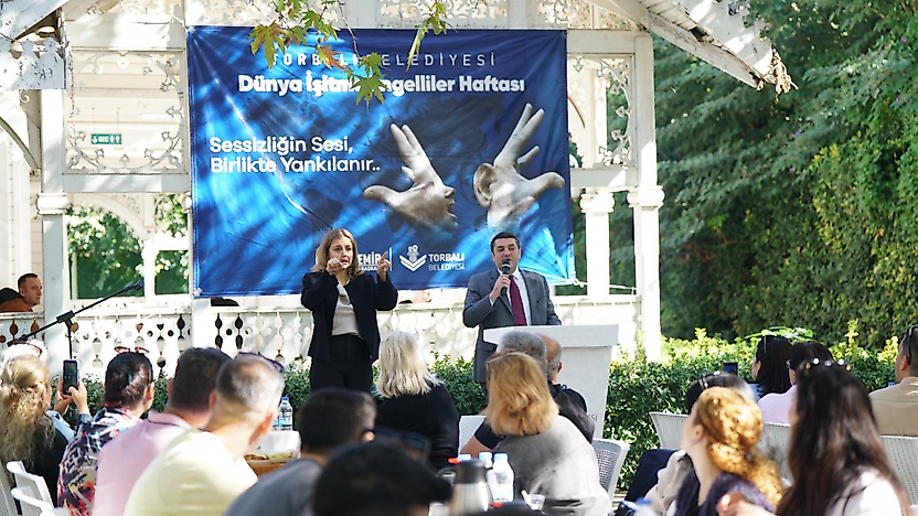 Torbalı'da işitme engelliler buluştu: Taleplerini Başkan Demir'e anlattılar