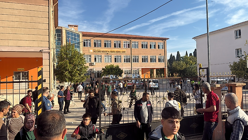 Turgutlu'da okul önündeki saldırıdan acı haber: Bir öğrenci hayatını kaybetti